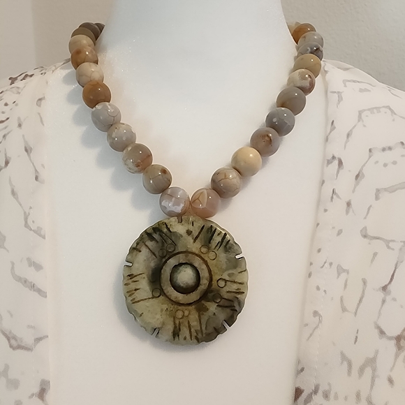 Necklace Stone - Picture 2 of 3